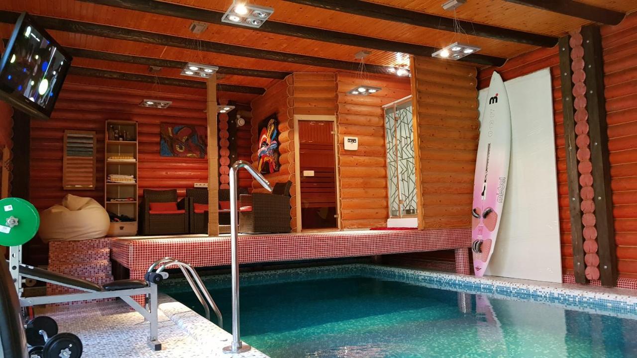 Luxury Apartments With Pool And Sauna In The Villa Chernivtsi Exterior photo